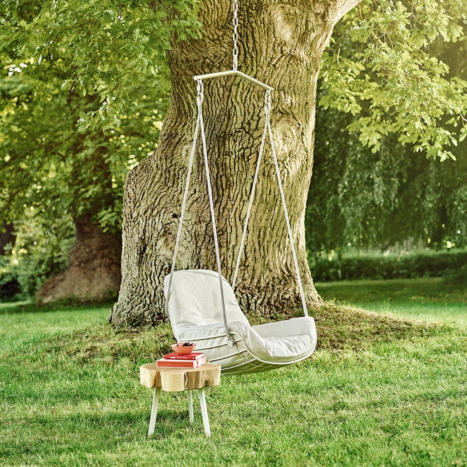 freifrau | leyasol outdoor lounge swing seat | lopi beldi + traffic white frame