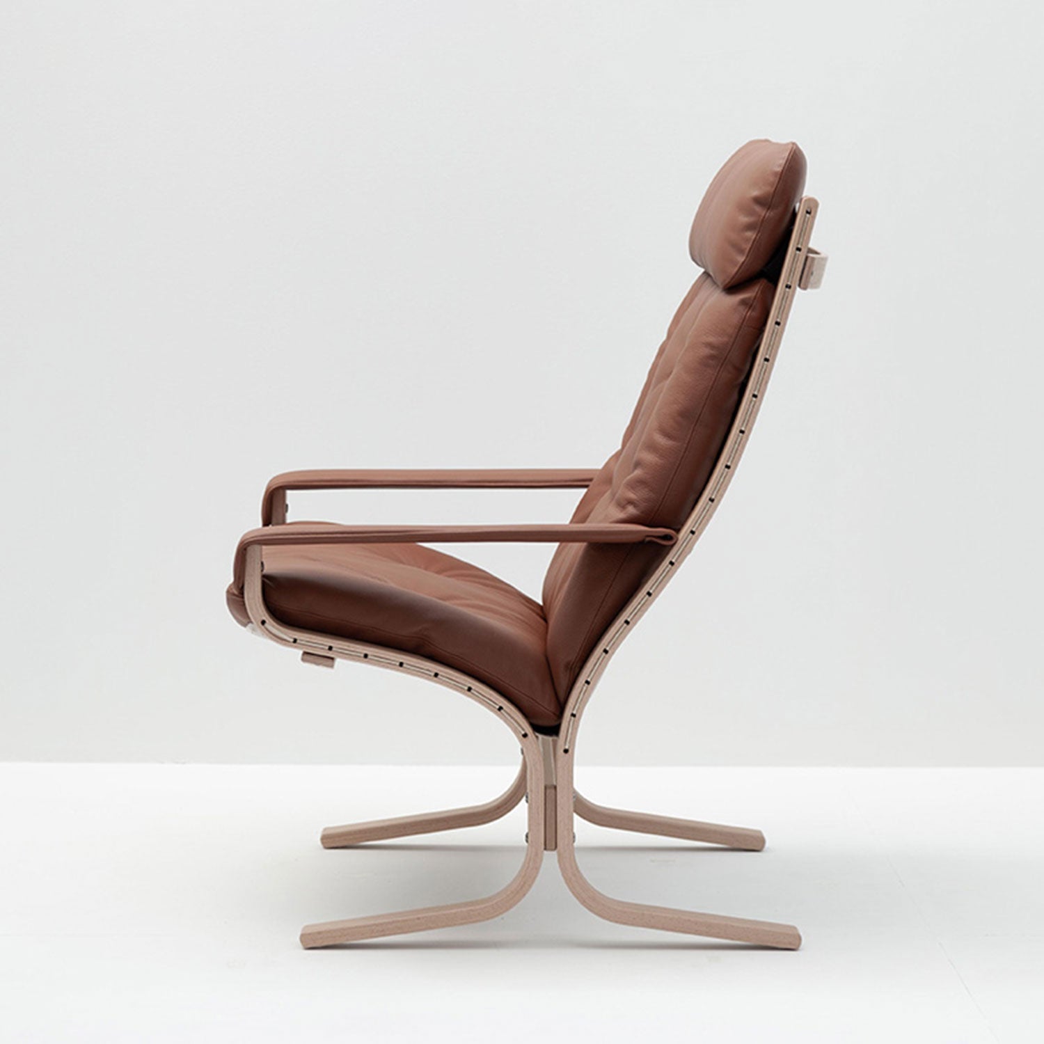 hjelle | siesta classic 301 chair | high back with arms | oak + rustical tan leather
