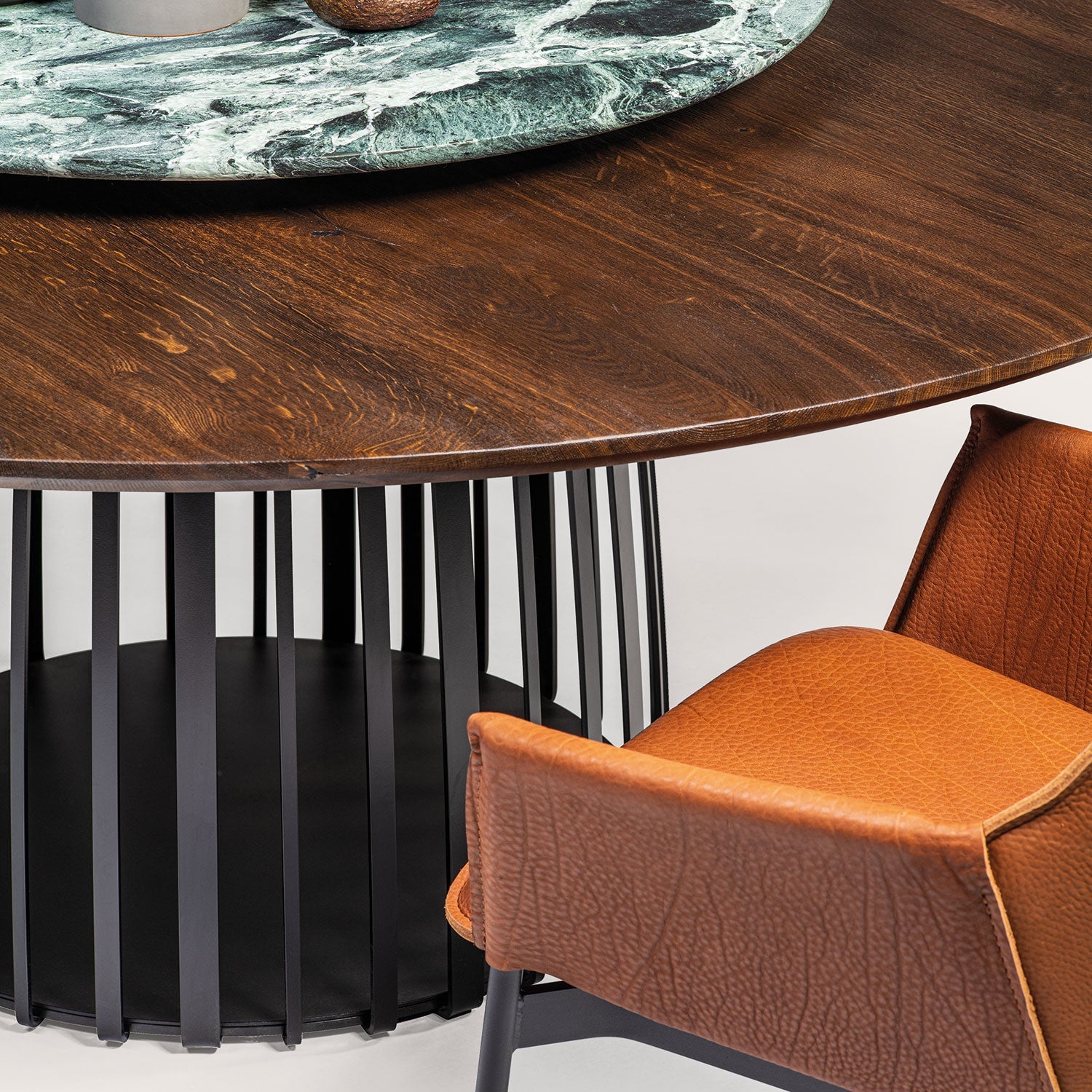 janua | bc 07 basket table round | smoked oak + black base 185cm